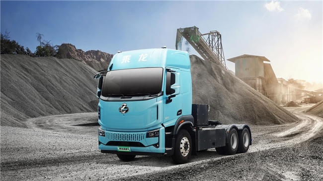 乘龙翼威5纯电牵引车：每公里电耗1.1度，每年多拉赚3万