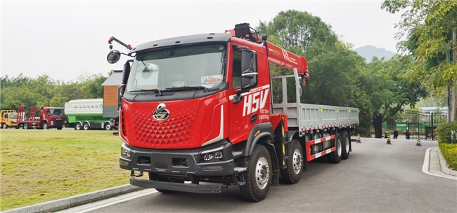 大马力高承载还超舒适，乘龙H5V 8x4随车吊高效创富新选择