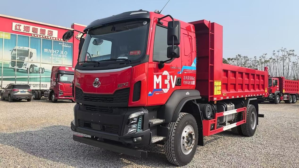 乘龙M3 4×2极限自卸车：300大马力铸就极限工况创富利器